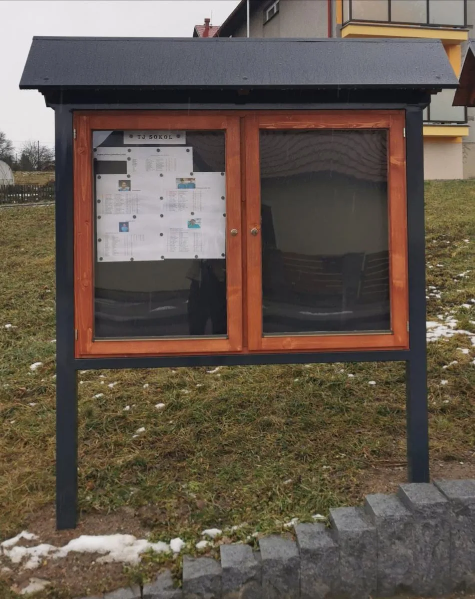Venkovní úřední deska kombinovaná pro obec Cetoraz