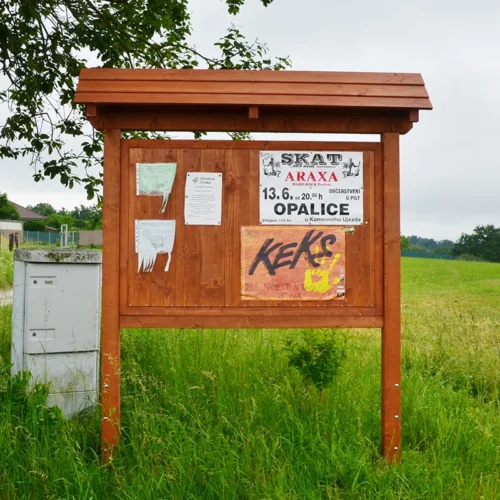 celodřevěná plakátovací plocha