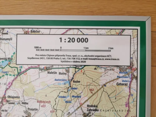 turistická mapa města Chýnov v elegantním stříbrném rámu