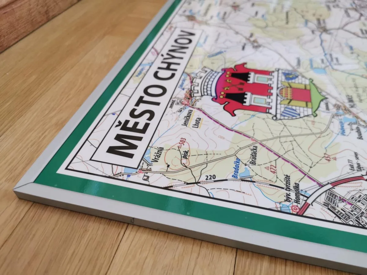 turistická mapa města Chýnov v elegantním stříbrném rámu