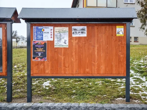 kombinované plakátovací plochy se sedlovou střechou