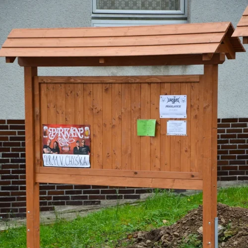 celodřevěná plakátovací plocha