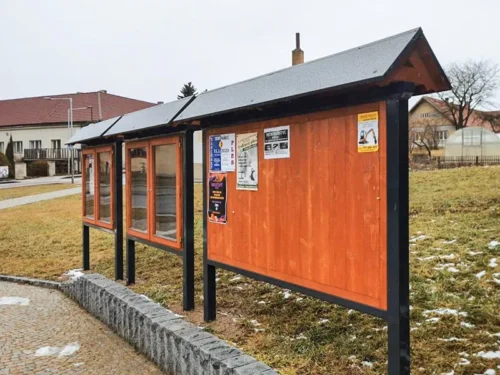 kombinované plakátovací plochy se sedlovou střechou