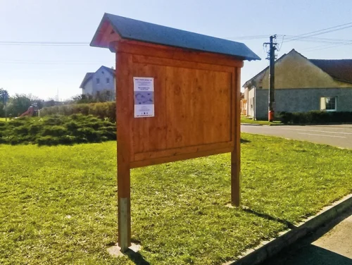 dřevěná plakátovací plocha na připínáčky
