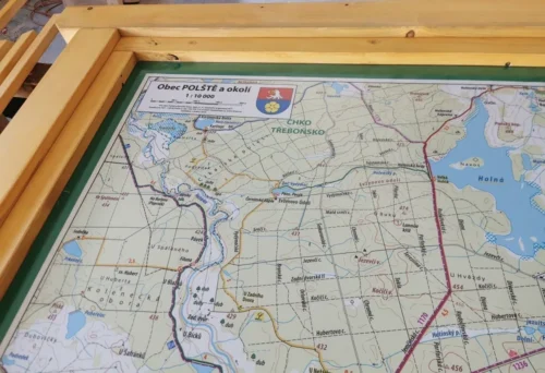 turistická mapa obec Polště a okolí, vsazena do dřevěného rámu