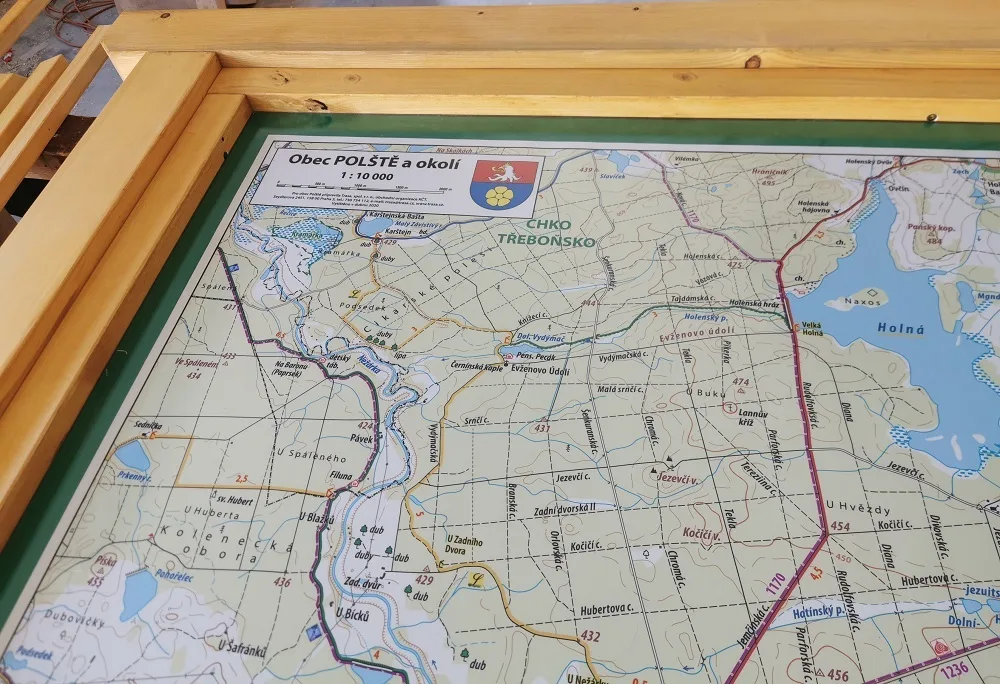 turistická mapa obec Polště a okolí, vsazena do dřevěného rámu