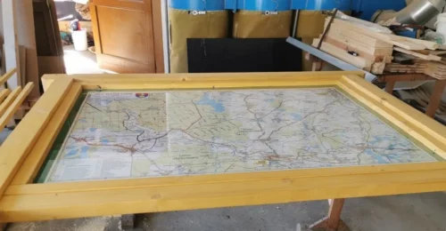 turistická mapa obec Polště a okolí, vsazena do dřevěného rámu