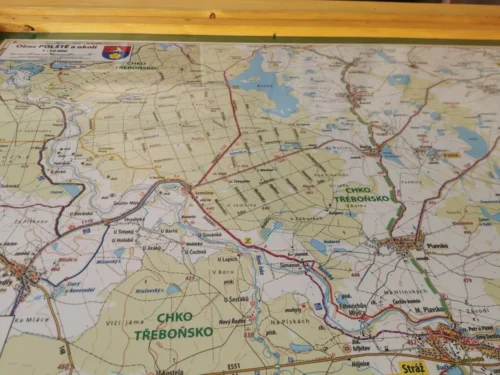 turistická mapa obec Polště a okolí, vsazena do dřevěného rámu