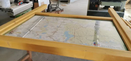 turistická mapa obec Polště a okolí, vsazena do dřevěného rámu