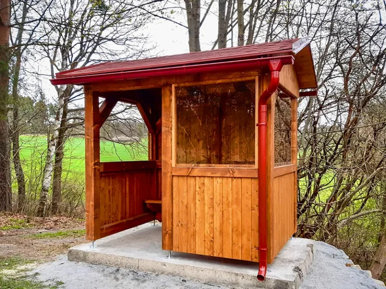 dřevěná zastávka