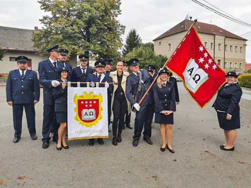 znak a vlajka Červený Újezd